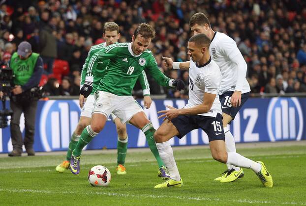 London , Fußball Länderspiel England vs. Deutschland von links: Mario Götze ( GER ) Kieran Gibbs ( ENG ) Ross Barkley ( ENG )