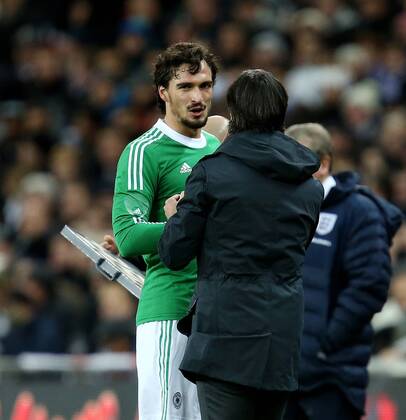 V.li. Mats Hummels (GER) wird verletzt ausgewechselt. Rechts Bundestrainer Joachim Löw (GER) . England-Deutschland . Fussball-Länderspiel 2013, Freundschaftsspiel . London, GBR, 15.11.2013 ,
