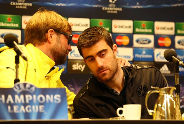 Montag 25.11.2013, Saison 2013 2014, UEFA Champions League, Pressekonferenz im Presseraum des Dortmunder Signal Iduna Parks vor dem Spiel zwischen dem BVB Borussia Dortmund und dem SSC Neapel, Trainer Jürgen Klopp (BVB) unterhält sich mit Sokratis Papastathopoulos (BVB), v.l.