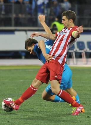 ITAR-TASS: ST PETERSBURG, RUSSIA. NOVEMBER 26, 2013. Unidentified Atletico and Zenit players in their UEFA Champions League football match at Petrovsky Stadium.  RE13182F