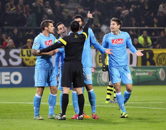 26.11.2013, xtvx, Fussball Champions League, Borussia Dortmund - SSC Neapel, v.l. Christian Maggio (SSC Neapel), Raul Albiol (SSC Neapel) und Federico Fernandez (SSC Neapel) prostestieren bei Schiedsrichter Carlos Velasco Carballo nach dem Elfmeterpfiff.