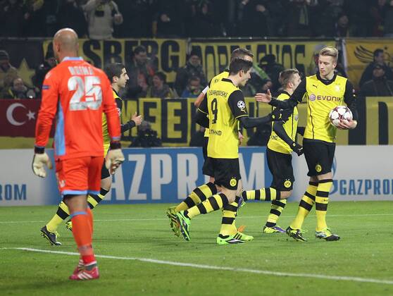 26.11.2013, xtvx, Fussball Champions League, Borussia Dortmund - SSC Neapel, v.l. Pepe Reina (SSC Neapel) enttaeuscht, enttaeuscht schauend, dissapointed, Robert Lewandowski (Borussia Dortmund), Marco Reus (Borussia Dortmund) Torjubel, Goal celebration, celebrate the goal 1:0