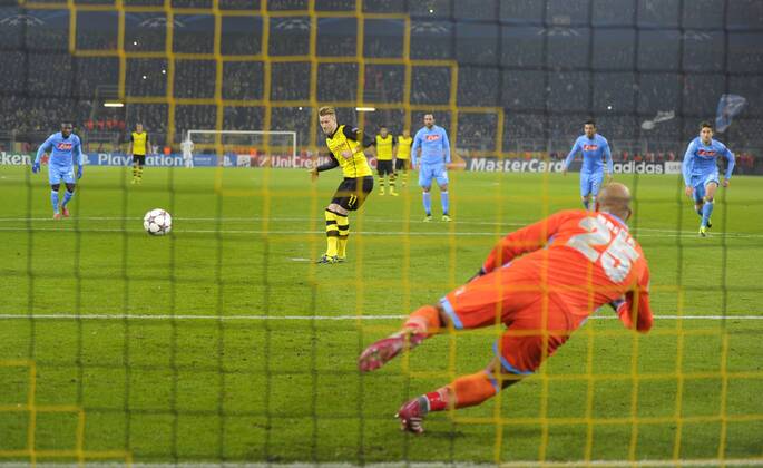 26.11.2013, Fussball Championsleague 2013 2014, Vorrunde, 5.Spieltag, Borussia Dortmund - SSC Neapel, im Signal-Iduna-Park Stadion in Dortmund. Marco Reus (Dortmund) erzielt mit diesem Elfmeter das Tor zum 1:0 gegen Torwart Reina (Neapel).
