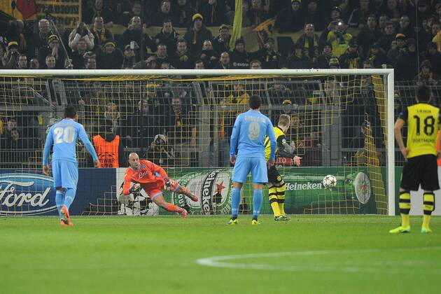 Fußball Champions League Gruppenphase 5. Spieltag Borussia Dortmund - SSC Neapel am 26.11.2013 im Signal Iduna Park in Dortmund Marco Reus ( Dortmund ) verwandelt einen Elfmeter zum 1:0