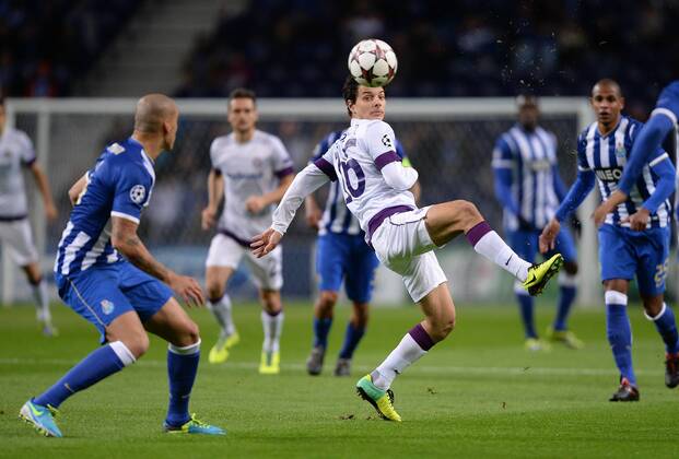 FUSSBALL CHAMPIONS LEAGUE SAISON 2013 2014 Vorrunde in Porto FC Porto - FK Austria Wien 26.11.2013 Philipp Hosiner (Mitte, Austria) gegen Maicon (li, FC Porto) 