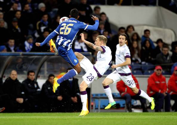 FUSSBALL - CL, Porto vs A.Wien PORTO,PORTUGAL,26.NOV.13 - FUSSBALL - UEFA Champions League, Gruppenphase, FC Porto vs FK Austria Wien. Bild zeigt Alex Sandro (Porto) und Daniel Royer (A.Wien). 