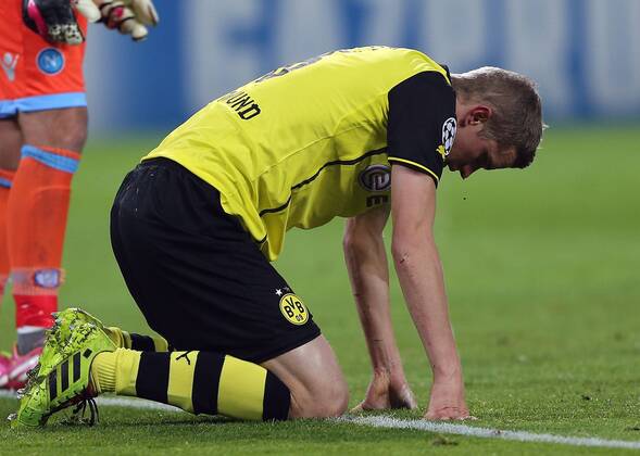 26.11.2013, xtvx, Fussball Champions League, Borussia Dortmund - SSC Neapel, v.l. Sven Bender (Borussia Dortmund) blutet aus der Nase