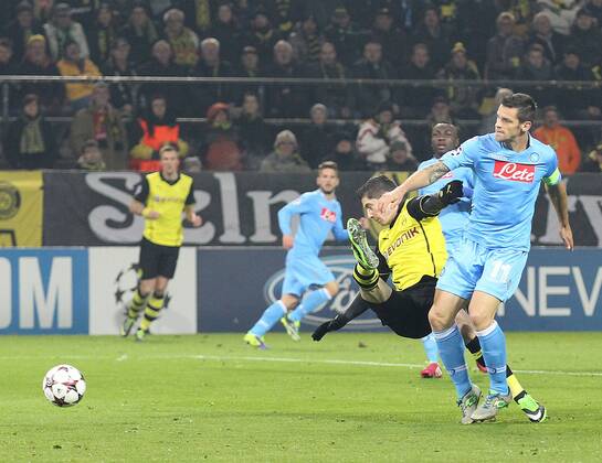26.11.2013, xtvx, Fussball Champions League, Borussia Dortmund - SSC Neapel, v.l. Robert Lewandowski (Borussia Dortmund), Christian Maggio (SSC Neapel)