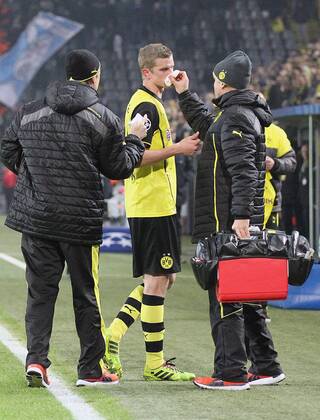 26.11.2013, xtvx, Fussball Champions League, Borussia Dortmund - SSC Neapel, v.l. Sven Bender (Borussia Dortmund) wird an der blutenden Nase behandelt.