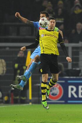 Fußball Champions League Gruppenphase 5. Spieltag Borussia Dortmund - SSC Neapel am 26.11.2013 im Signal Iduna Park in Dortmund Robert Lewandowski ( Dortmund ), vorne - Christian Maggio ( Neapel ), hinten