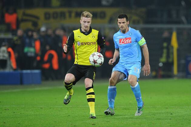 Fußball Champions League Gruppenphase 5. Spieltag Borussia Dortmund - SSC Neapel am 26.11.2013 im Signal Iduna Park in Dortmund Marco Reus ( Dortmund ), links - Christian Maggio ( Neapel ), rechts