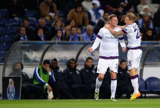FUSSBALL CHAMPIONS LEAGUE SAISON 2013 2014 Vorrunde in Porto FC Porto - FK Austria Wien 26.11.2013 JUBEK Austria; Torschuetze zum 0-1 Roman Kienast umarmt von Daniel Royer (re) 