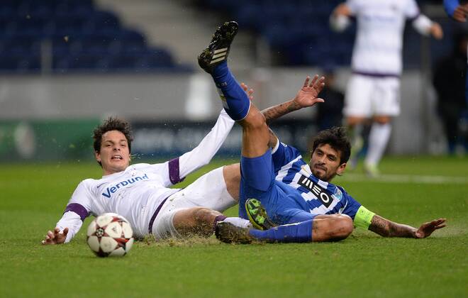 FUSSBALL CHAMPIONS LEAGUE SAISON 2013 2014 Vorrunde in Porto FC Porto - FK Austria Wien 26.11.2013 Philipp Hosiner (li, Austria) gegen Lucho Gonzalez (FC Porto) 