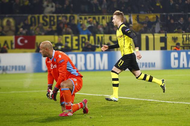 26.11.2013, SIGNAL IDUNA PARK, Dortmund, GER, UEFA CL, Gruppenphase, Vorrunde, Gruppe F, Borussia Dortmund (GER) vs SSC Neapel (ITA), im Bild Pepe Reina (25, SSC Neapel, li.) konnte den Strafstoss von Marco Reus (11, Borussia Dortmund) nicht abwehren, 1:0 fuer Dortmund GER, UEFA CL, Borussia Dortmund vs SSC Neapel