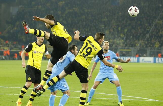 SOKRATIS, 25 BVB Kevin GROSSKREUTZ, BVB 19 Zweikampf , Aktion um den Ball gegen Valon BEHRAMI, SSC Neapel 85 BORUSSIA DORTMUND - SSC NEAPEL ( - ) Fussball UEFA Champions League, Gruppenphase Gruppe F Rueckspiel, Dortmund, 26.11.2013 CL Saison 2013 2014, BVB,