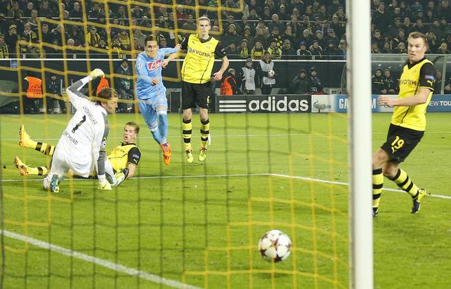 Glueck fuer BVB Pfostenschuss BORUSSIA DORTMUND - SSC NEAPEL ( - ) Fussball UEFA Champions League, Gruppenphase Gruppe F Rueckspiel, Dortmund, 26.11.2013 CL Saison 2013 2014, BVB,