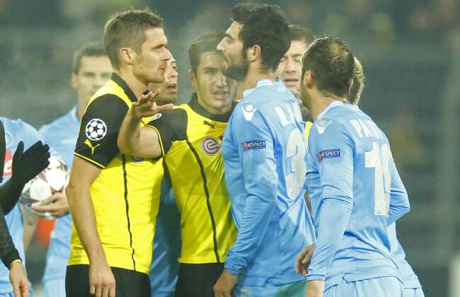 Sebastian KEHL, BVB 5 Bruno UVINI, SSC Neapel 3 Aggression, aggressiv, Verhalten, Emotion, unsportlich, BORUSSIA DORTMUND - SSC NEAPEL ( - ) Fussball UEFA Champions League, Gruppenphase Gruppe F Rueckspiel, Dortmund, 26.11.2013 CL Saison 2013 2014, BVB,