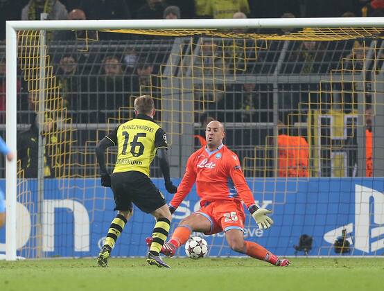 26.11.2013, xtvx, Fussball Champions League, Borussia Dortmund - SSC Neapel, v.l. Jakub Blaszczykowski Kuba (Borussia Dortmund), Pepe Reina (SSC Neapel) Goal scored, Tor zum 2:0