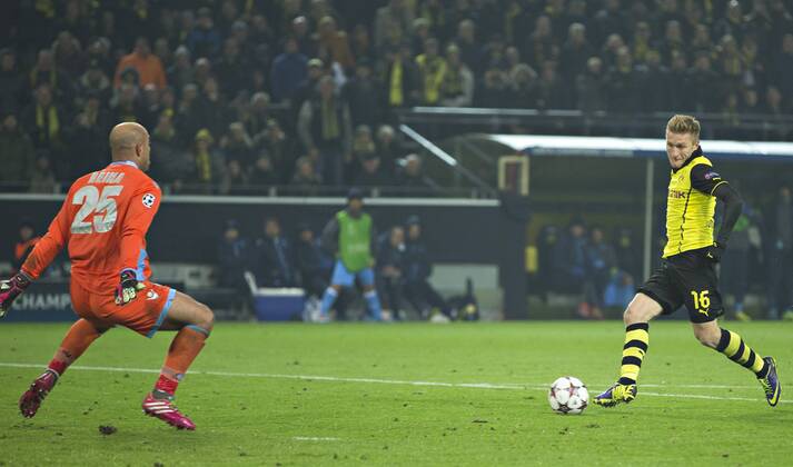Dortmund, 26.11.2013, Signal-Iduna-Park Tor zum 2:0 durch Jakub (Kuba) Blaszczykowski (BvB) gegen Torwart Pepe Reina (Napoli) Borussia Dortmund - SC Neapel