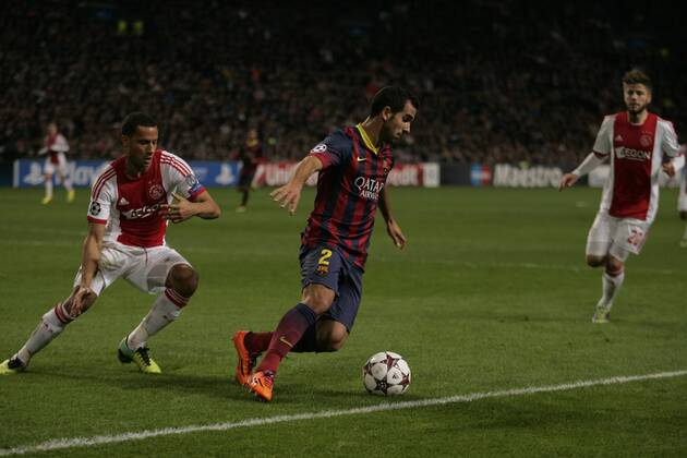 F.C Barcelona s Martin Montoya (C) vies for the ball with Ajax s Ricardo van Rhinjn (L) during the UEFA Champions League Group H match between Ajax Amsterdam vs F.C. Barcelona at Amsterdam Arena on November 26, 2013 in Amsterdam, Netherlands.. PHOTO BY PAULO AMORIM IMAGO  PA002
