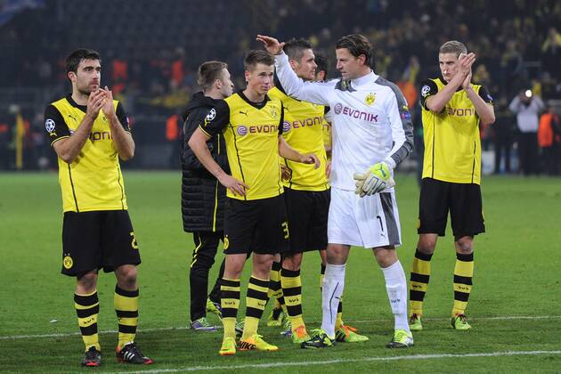 Fußball Champions League Gruppenphase 5.Spieltag: Borussia Dortmund - SSC Neapel am 26.11.2013 im Signal Iduna Park in Dortmund v.l.n.r.: Henrikh Mkhitaryan ( Dortmund ), Erik Durm ( Dortmund ), Roman Weidenfeller ( Dortmund ), Sven Bender ( Dortmund )