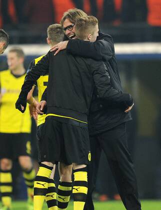 26-11-2013, Fussball, Saison 2013-2014, UEFA Champions League, Vorrunde, Borussia Dortmund - SSC Neapel, Trainer Jürgen Klopp (Jürgen Klopp, Borussia Dortmund), re., umarmt Marco Reus (Borussia Dortmund)
