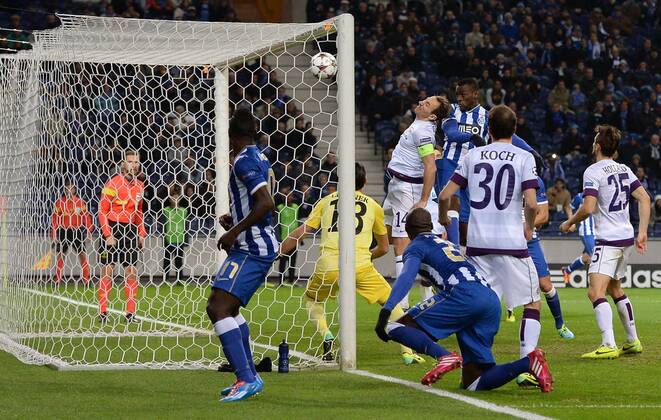 FUSSBALL CHAMPIONS LEAGUE SAISON 2013 2014 Vorrunde in Porto FC Porto - FK Austria Wien 26.11.2013 Tor zum 1-1 Ausgleich; Torschütze Jackson Martinez (Mitte re, FC Porto) gegen Manuel Ortlechner (Mitte, Austria) 