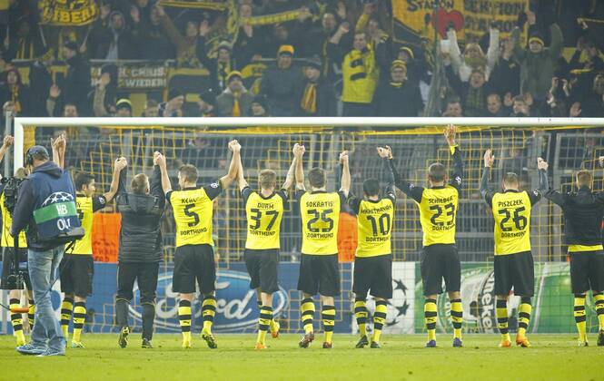 Jubel mit den Fans Sebastian KEHL, BVB 5 Eric DURM, BVB 37 SOKRATIS, 25 BVB Henrikh MKHITARYAN, BVB 10 Julian SCHIEBER, BVB 23 Lukasz PISZCZEK, BVB 26 Jubel, Freude, Emotionen, Feiern, Lachen, jubelt, freuen, reisst die Arme hoch, ballt die Faust BORUSSIA DORTMUND - SSC NEAPEL ( - ) Fussball UEFA Champions League, Gruppenphase Gruppe F Rueckspiel, Dortmund, 26.11.2013 CL Saison 2013 2014, BVB,