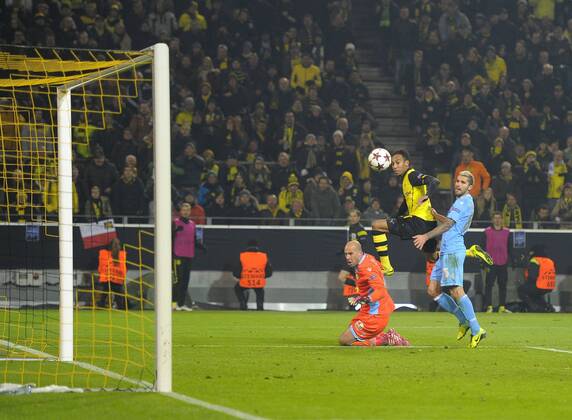 26.11.2013, Fussball Championsleague 2013 2014, Vorrunde, 5.Spieltag, Borussia Dortmund - SSC Neapel, im Signal-Iduna-Park Stadion in Dortmund. Pierre-Emerick Aubameyang (Dortmund) erzielt das Tor zum 3:1 gegen Torwart Reina (Neapel).