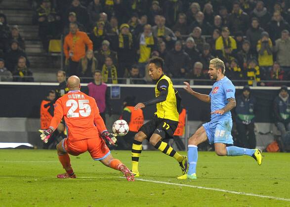26.11.2013, Fussball Championsleague 2013 2014, Vorrunde, 5.Spieltag, Borussia Dortmund - SSC Neapel, im Signal-Iduna-Park Stadion in Dortmund. Pierre-Emerick Aubameyang (mitte,Dortmund) erzielt das Tor zum 3:1 gegen Torwart Reina (Neapel).