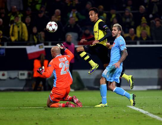 Dortmund Fußball Champions League Borussia Dortmund vs. SSC Neapel, Tor zum 3:1 durch Pierre -Emerick Aubameyang (BvB), links Pepe Reina (Napoli), rechts Valon Behrami (Napoli)