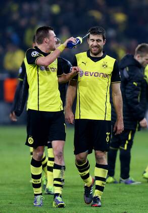 Dortmund Fußball Champions League Borussia Dortmund vs. SSC Neapel, v.l. Kevin Großkreutz und Sokratis Papastathopoulos (BvB) freuen sich über den Sieg und Großkreutz schüttet ihm Wasser ins Gesicht
