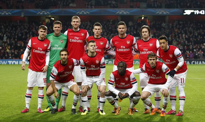 Mannschaftsbild Arsenal FC London - Champions League - Emirates Stadium - London - 26 11 2013 - hi.v.li.: Aaron Ramsey, Wojciech Szczesny, Per Mertesacker, Laurent Koscielny, Olivier Giroud, Tomas Rosicky, Mesut Özil; vorn: Mathieu Flamini, Jack Wilshere, Bacary Sagna, Nacho Monreal - 