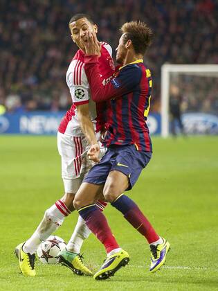 (L-R) Ricardo van Rhijn of Ajax, Neymar of FC Barcelona during the Champions League match between Ajax Amsterdam and FC Barcelona on November 26, 2013 at the Amsterdam Arena in Amsterdam, The Netherlands. Ajax v FC Barcelona UEFA Champions League 2013 2014 xVIxxIVx 1924521