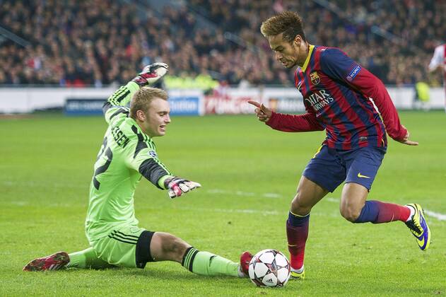 (L-R) goalkeeper Jasper Cillessen of Ajax, Neymar of FC Barcelona during the Champions League match between Ajax Amsterdam and FC Barcelona on November 26, 2013 at the Amsterdam Arena in Amsterdam, The Netherlands. Ajax v FC Barcelona UEFA Champions League 2013 2014 xVIxxIVx 1924539