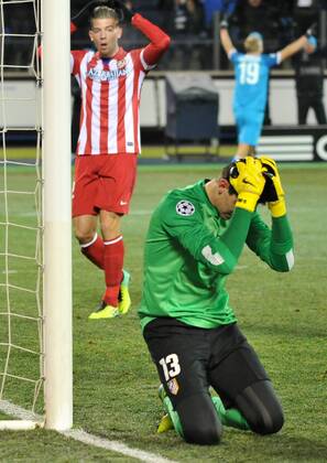 ITAR-TASS: ST PETERSBURG, RUSSIA. NOVEMBER 26, 2013. Atletico s goalie Thibaut Courtois (front) seen in the UEFA Champions League football match against Zenit St Petersburg at Petrovsky Stadium. The game ended in a 1:1 draw.  premiumd 20158478