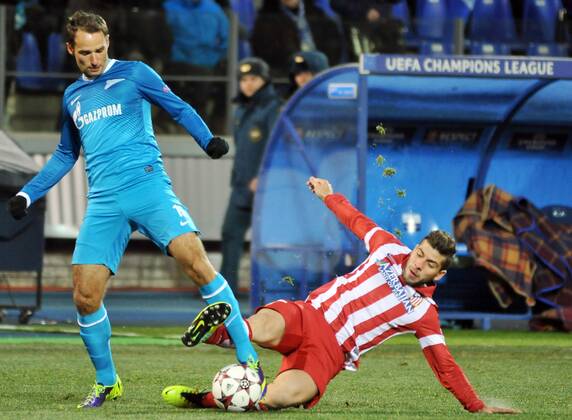 ITAR-TASS: ST PETERSBURG, RUSSIA. NOVEMBER 26, 2013. Zenit s Roman Shirokov (L) and Atletico s Toby Alderweireld fight for the ball in their UEFA Champions League football match at Petrovsky Stadium. The game ended in a 1:1 draw.  premiumd 20158479
