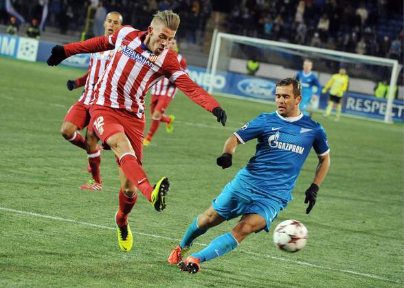 ITAR-TASS: ST PETERSBURG, RUSSIA. NOVEMBER 26, 2013. Atletico s Toby Alderweireld (L) and Zenit s Alexander Kerzhakov fight for the ball in their UEFA Champions League football match at Petrovsky Stadium. The game ended in a 1:1 draw.  premiumd 20158480
