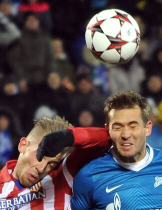 ITAR-TASS: ST PETERSBURG, RUSSIA. NOVEMBER 26, 2013. Atletico s Toby Alderweireld (L) and Zenit s Alexander Kerzhakov fight for the ball in their UEFA Champions League football match at Petrovsky Stadium. The game ended in a 1:1 draw.  premiumd 20158481
