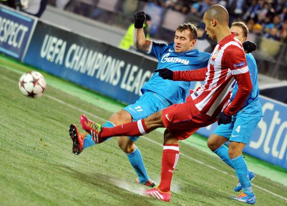 ITAR-TASS: ST PETERSBURG, RUSSIA. NOVEMBER 26, 2013. Zenit s Alexander Kerzhakov, Domenico Criscito (L-R background) and Atletico s Joao Miranda (R front) fight for the ball in their UEFA Champions League football match at Petrovsky Stadium. The game ended in a 1:1 draw.  RE1318AD