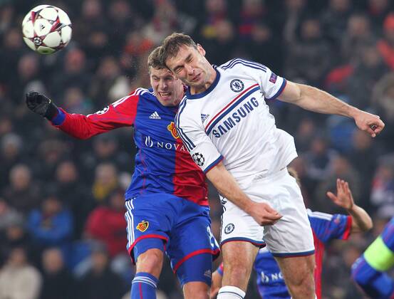 26.11.2013 St Jakob Park Basel ,SCHWEIZ, Saison 2013 2014 Fussball UEFA Champions League FC Basel - Chelsea FC Fabian Frei (li,FC Basel) gegen Branislav Ivanovic (Chelsea) ; Zweikampf , Aktion 