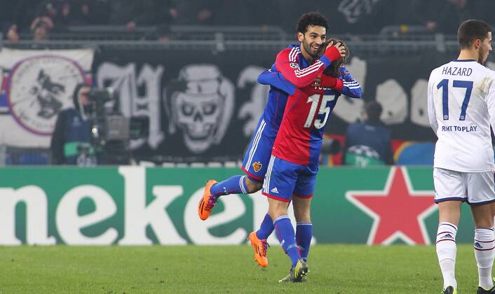 26.11.2013 St Jakob Park Basel ,SCHWEIZ, Saison 2013 2014 Fussball UEFA Champions League FC Basel - Chelsea FC Schlussjubel Mohamed Salah - Kay Voser (FC Basel) 