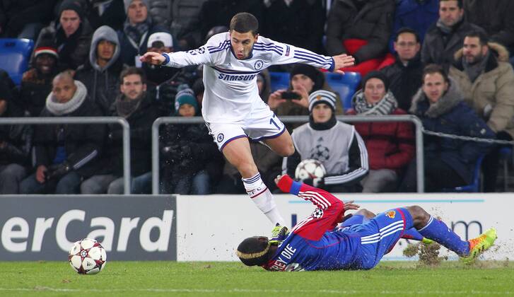 26.11.2013 St Jakob Park Basel ,SCHWEIZ, Saison 2013 2014 Fussball UEFA Champions League FC Basel - Chelsea FC Eden Hazard (li,Chelsea) gegen Geoffroy Serey Die (FC Basel) ; Zweikampf , Aktion 