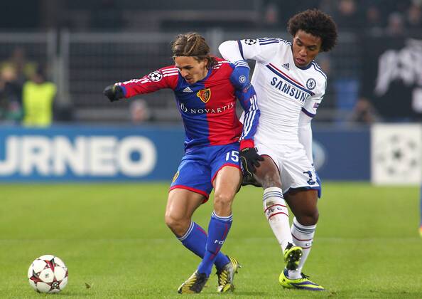 26.11.2013 St Jakob Park Basel ,SCHWEIZ, Saison 2013 2014 Fussball UEFA Champions League FC Basel - Chelsea FC Kay Voser (li,FC Basel) gegen Willian (Chelsea) ; Zweikampf , Aktion 