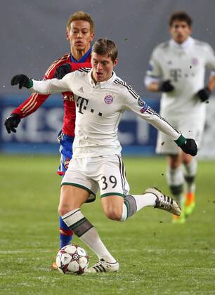 ITAR-TASS: MOSCOW, RUSSIA. NOVEMBER 27, 2013. Bayernâ€™s Toni Kroos (foreground) and CSKAâ€™s Keisuke Honda in their UEFA Champions League Group Stage game CSKA Moscow vs. Bayern Munich.  S0082AED