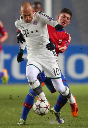 ITAR-TASS: MOSCOW REGION, RUSSIA. NOVEMBER 27, 2013. Bayernâ€™s Arjen Robben (white) and CSKAâ€™s Steven Zuber in their UEFA Champions League Group Stage game CSKA Moscow vs. Bayern Munich.  RE131B4A