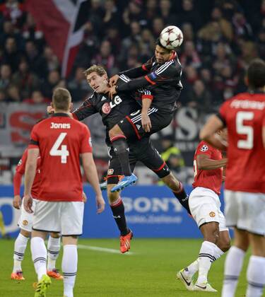 27.11.2013, Fussball Championsleague 2013 2014, Vorrunde, 5.Spieltag, Bayer 04 Leverkusen - Manchester United, in der BayArena Leverkusen. Vereinsinterner Zweikampf zwischen Stefan Reinhartz (Bayer 04 Leverkusen) und Emre Can (Bayer 04 Leverkusen).