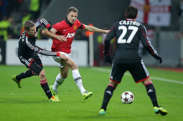 27.11.2013, xgsx, Fussball Champions League, Bayer 04 Leverkusen - Manchester United, v.l. Lars Bender (Bayer 04 Leverkusen - 8) - Jonny Evans (Manchester United, ManU - 6) - Gonzalo Castro (Bayer 04 Leverkusen - 27)