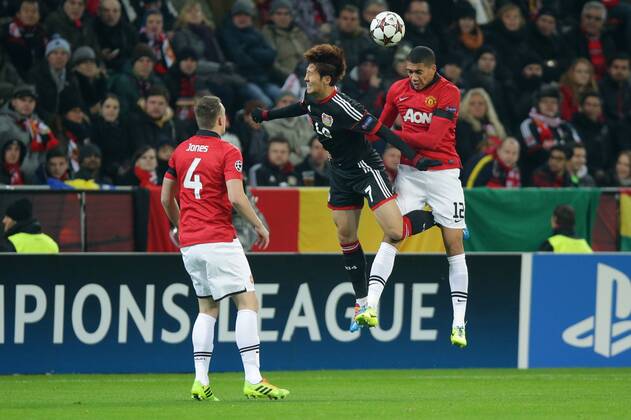 27.11.2013, xgsx, Fussball Champions League, Bayer 04 Leverkusen - Manchester United, v.l. Phil Jones (Manchester United, ManU - 4) - Heung-Min Son (Bayer 04 Leverkusen - 7) - Chris Smalling (Manchester United, ManU - 12) Aktion