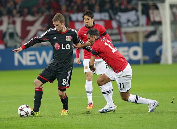 27.11.2013, xovx, Fussball Champions League, Bayer 04 Leverkusen - Manchester United, v.l. Lars Bender (Bayer 04 Leverkusen), Antonio Valencia (Manchester United), Ryan Giggs (Manchester United), Aktion.